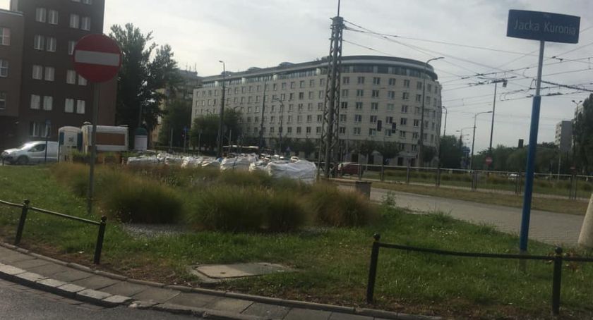 Plac Jacka Kuronia - radny oburzony. Prosi dzielnicę o reakcję.