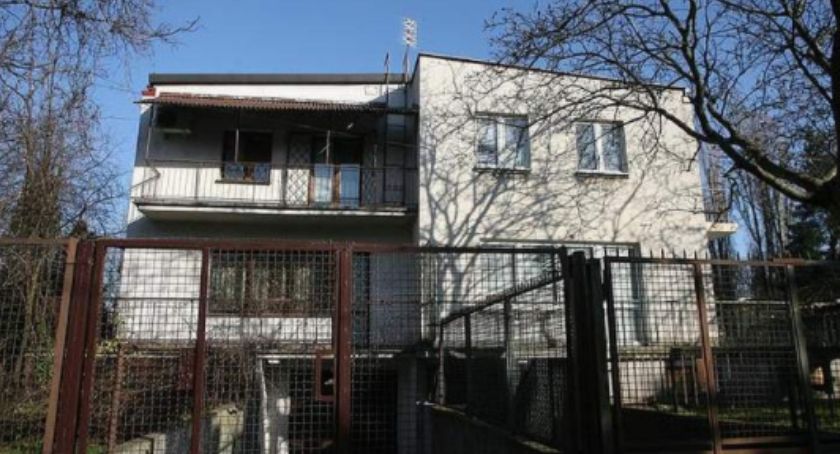 Policjanci zawieszeni. Zdewastowali dom Jarosława Kaczyńskiego?