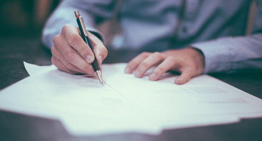 Zdjęcie podpisania umowy sprzedaży nieruchomości