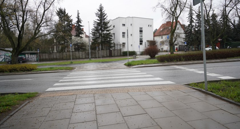 Paralitycy z Żoliborza i światła na przejściu dla pieszych