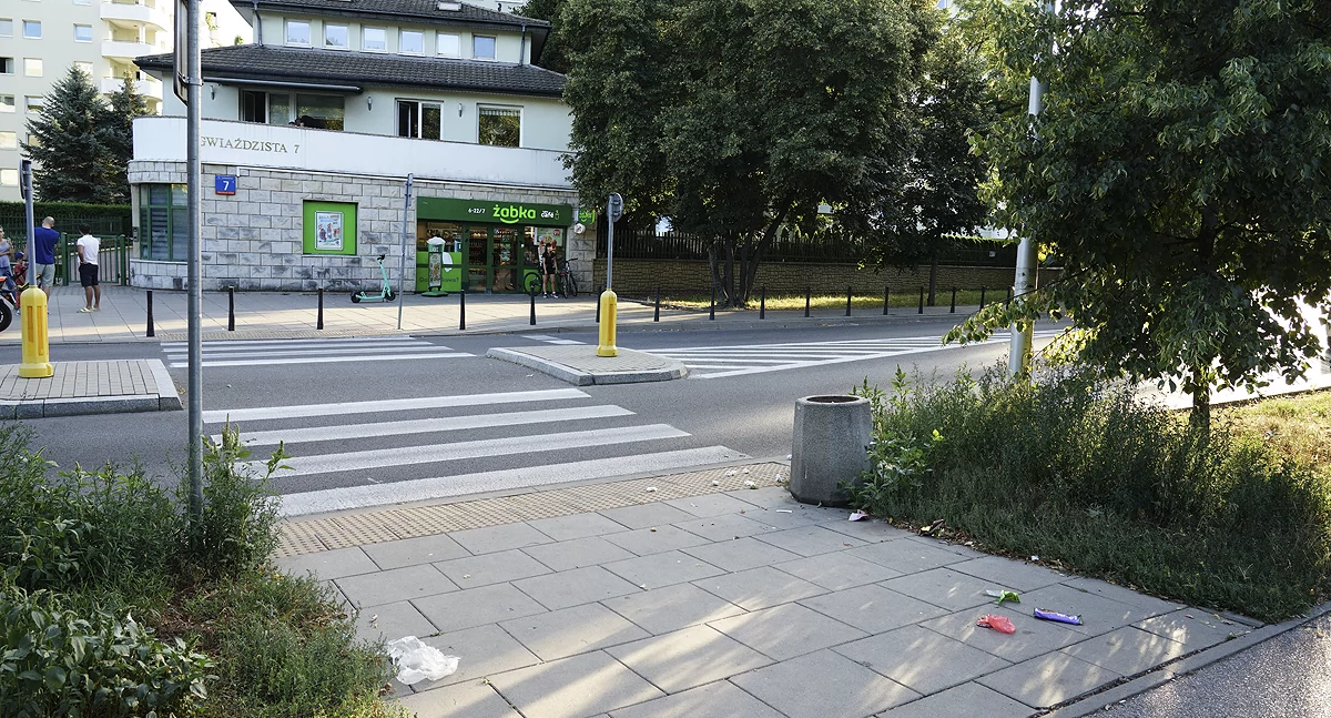 zdjęcie Żabka i stojak na rowery