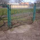 (fot.2) Ringstand przy ogrodzeniu boiska Gimnazjum nr 55 imienia J.Bytnara 
