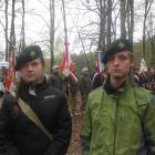 a) Dwójka uczestniczących w uroczystościach członków drużyny na tle sztandaru Jednostki...
