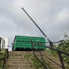 Upadające drzewo uszkodziło latarnię i balustradę przy schodach w parku Fosa i Stoki...