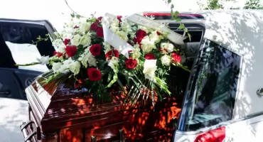 Kwiaty na ceremonii ostatniego pożegnania – jakie wybrać?