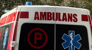 To mogło skończyć się tragedią! Taksówka wbiła się pod tramwaj na Żoliborzu!