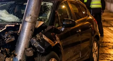 Tajemniczy wypadek na Żoliborzu - auto znalezione na latarni