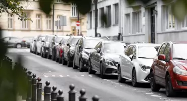 Zaparkowany samochód na Żoliborzu wzbudził podejrzenia. Interwencja zakończyła się zatrzymaniem