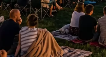 Lipcowe wieczory pod gwiazdami: Filmowe hity w Kinie Plenerowym na Żoliborzu!
