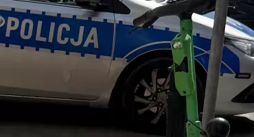 Groźna kolizja na Żoliborzu. 23-latek uderzył Volvo w słup trakcyjny