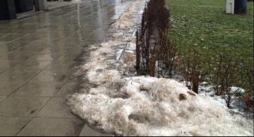 Sople i bryły śniegu spadające z dachu powodują wypadki.